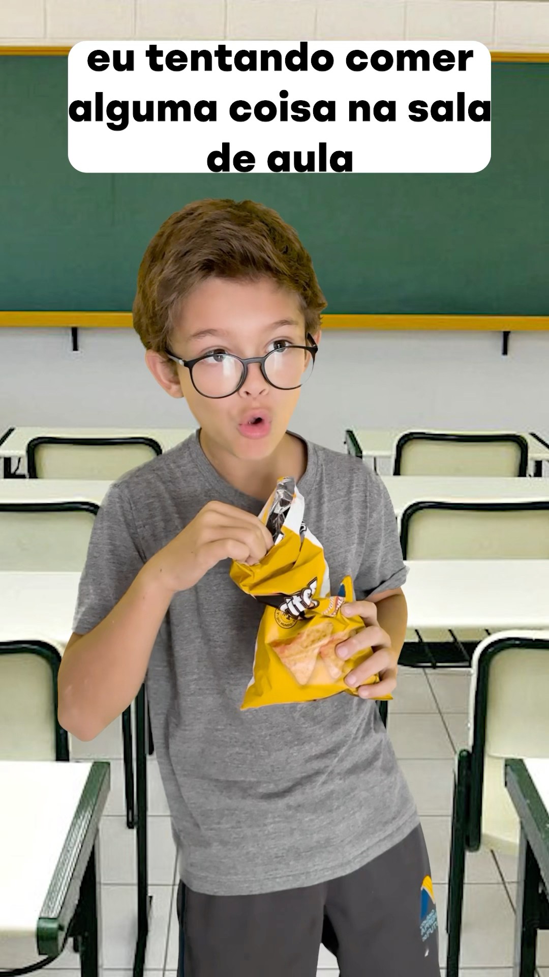 COMENDO NA SALA DE AULA #shorts
